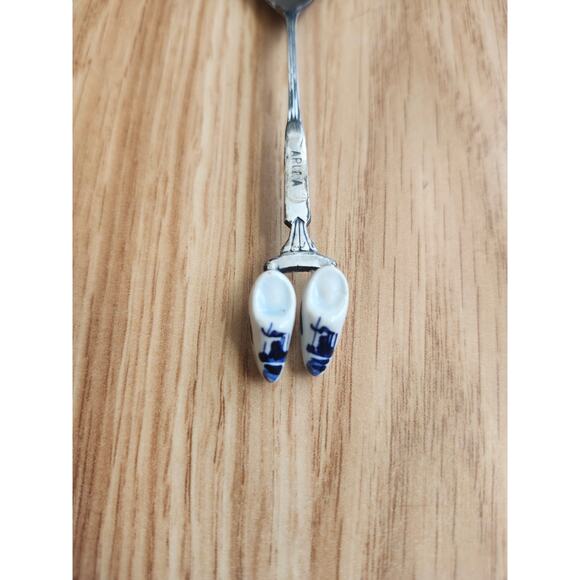 Delft Blue Holland Windmill Cheese Slicer & Spoon Set with Porcelain Clogs - Picture 6 of 8